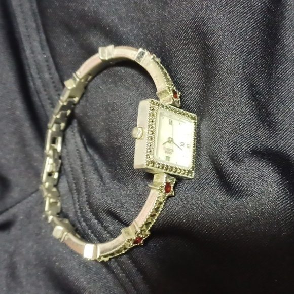 ANNE KLEIN BEAUTIFUL LADIES WAIST WATCH IN SILVER RED SETS AND DIAMOND LIKE SET - Picture 3 of 5